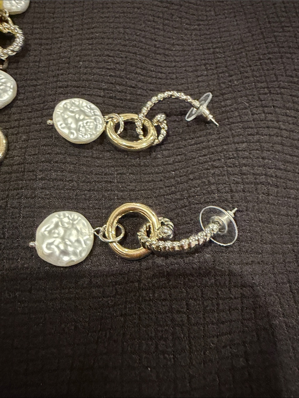 Mixed metal freshwater pearl necklace and earrings. - Picture 8 of 9